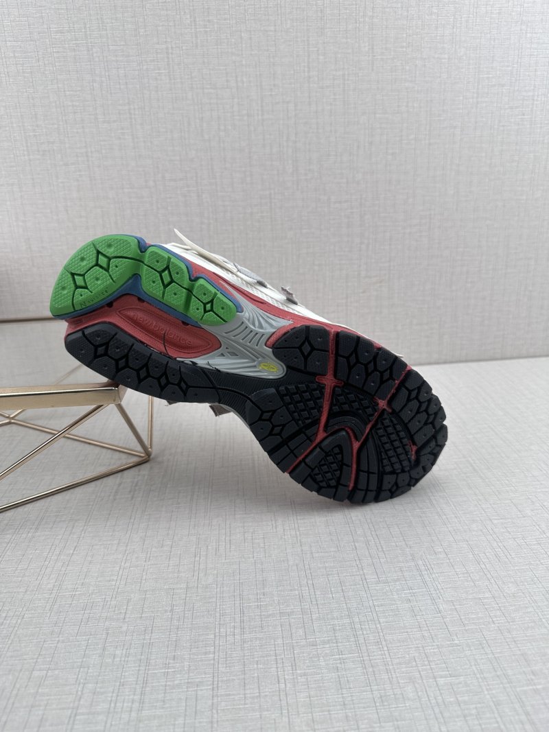 New Balance M1906 view