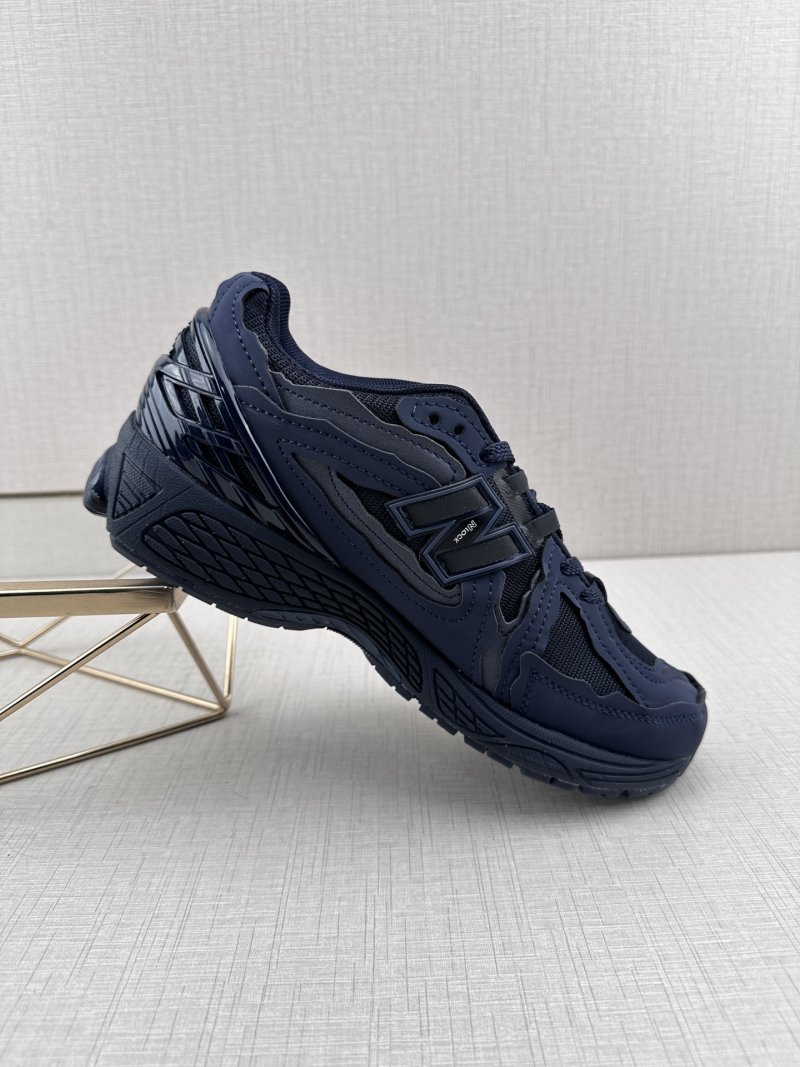 New Balance M1906 view