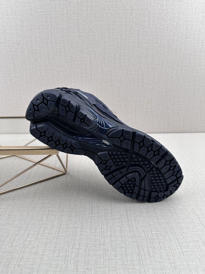 New Balance M1906 view
