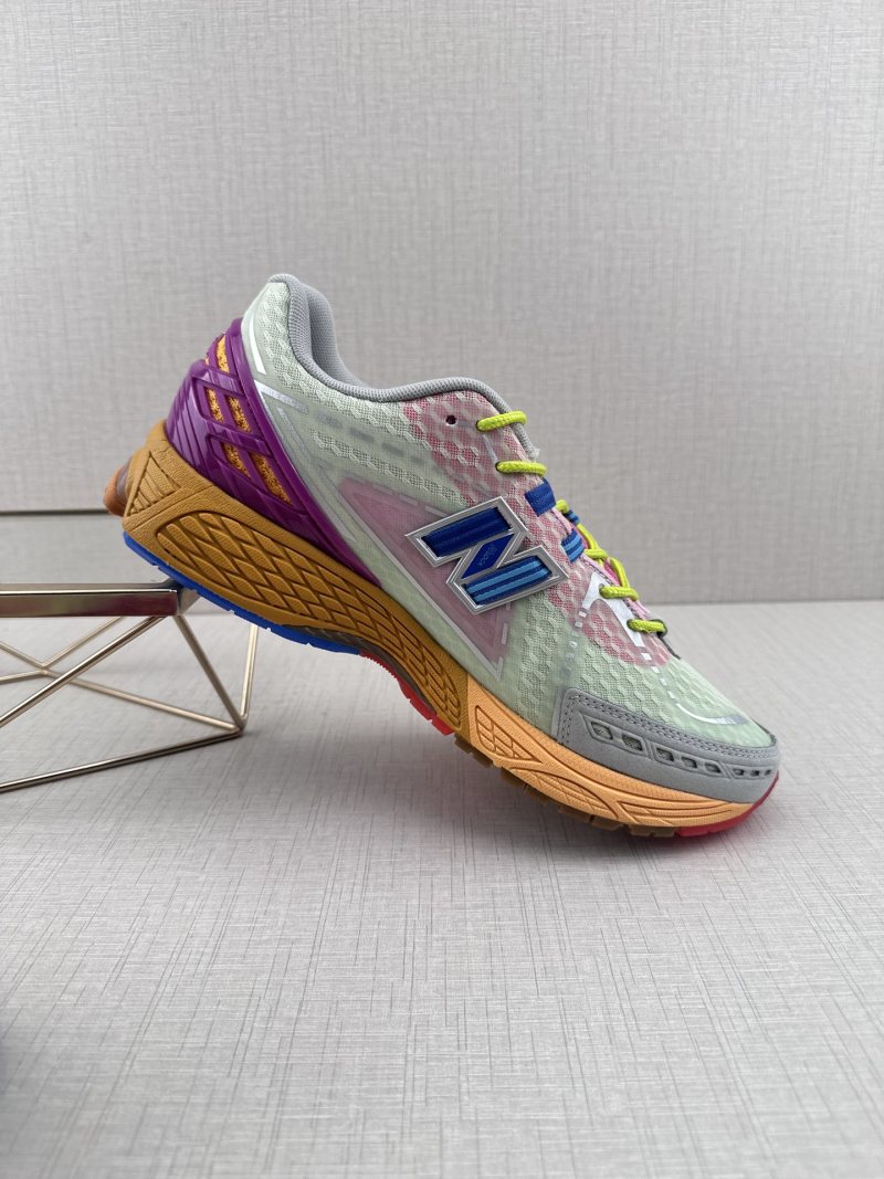 New Balance M1906 view