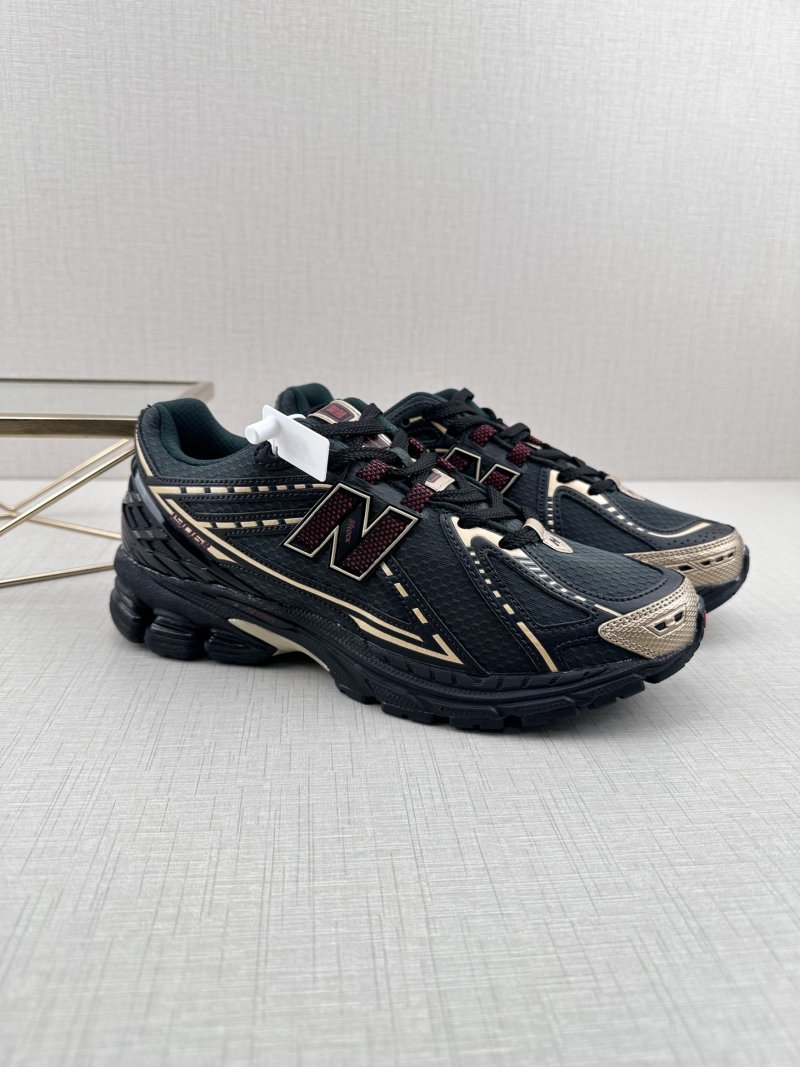 New Balance M1906 view