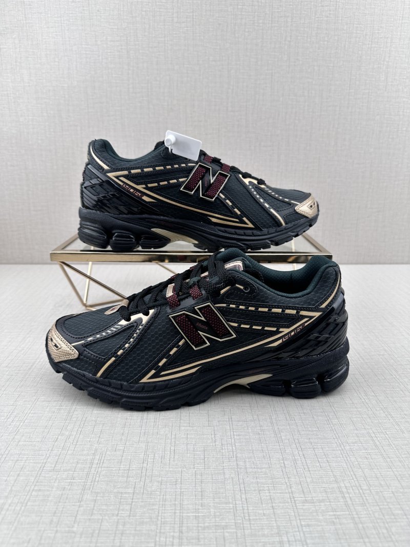 New Balance M1906 view