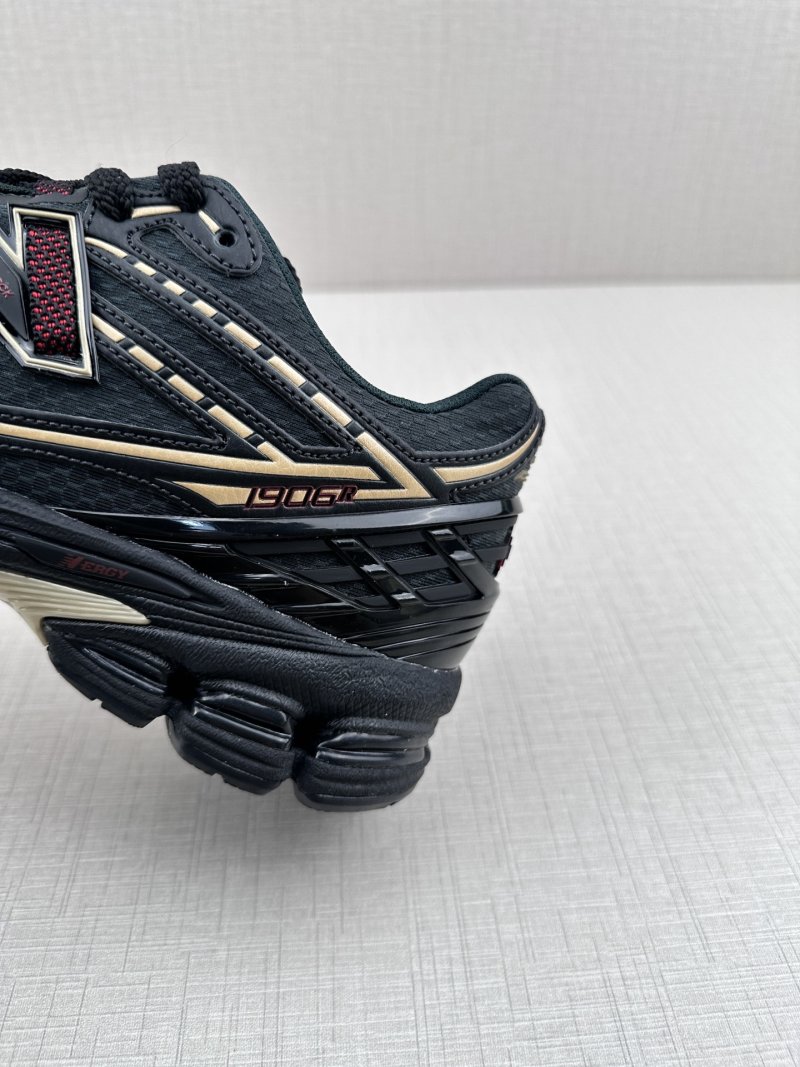 New Balance M1906 view