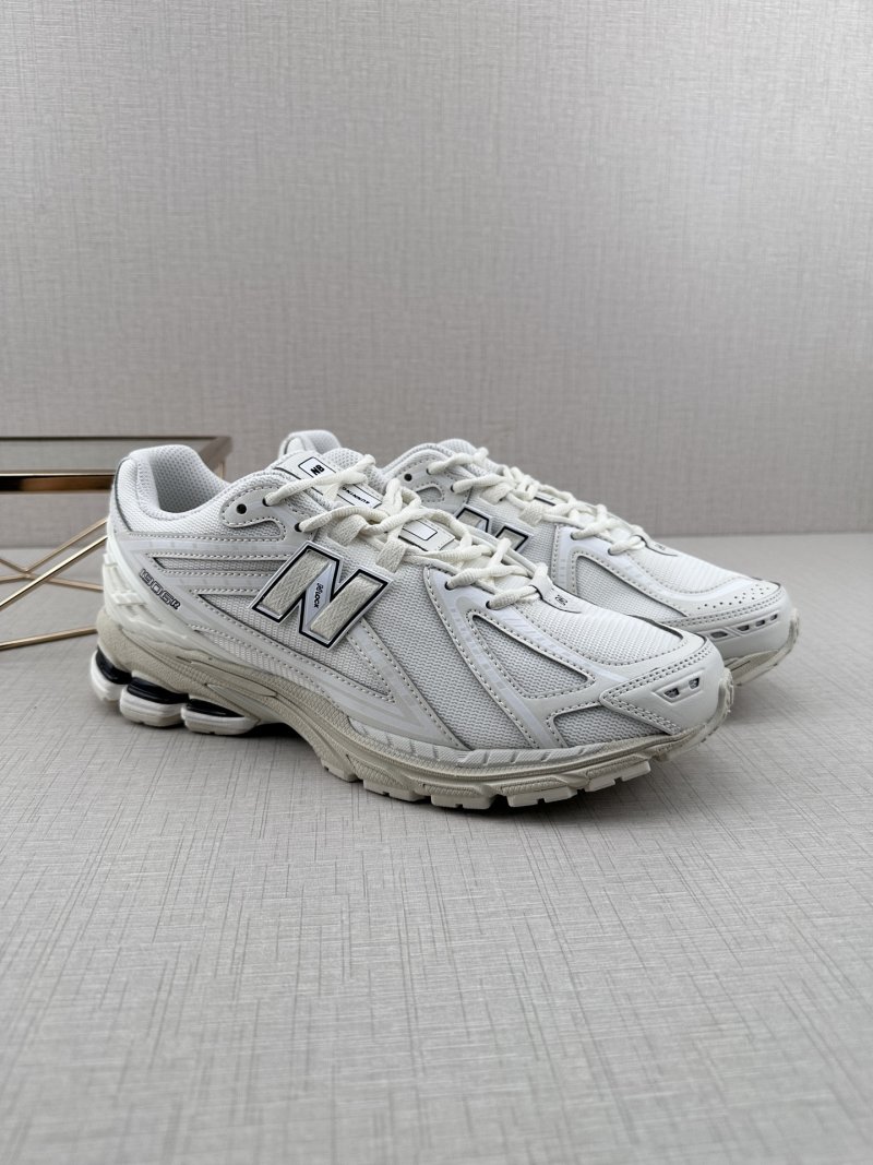 New Balance M1906 view