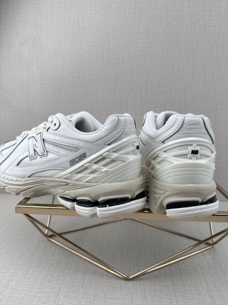 New Balance M1906 view