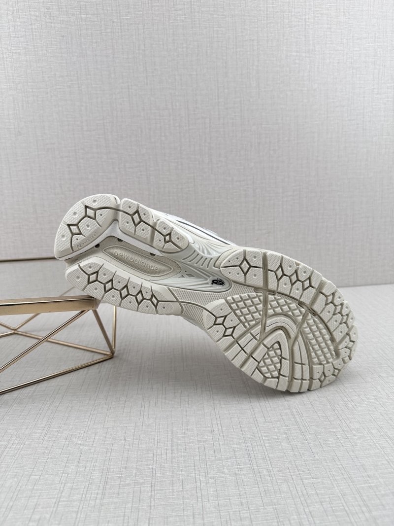 New Balance M1906 view