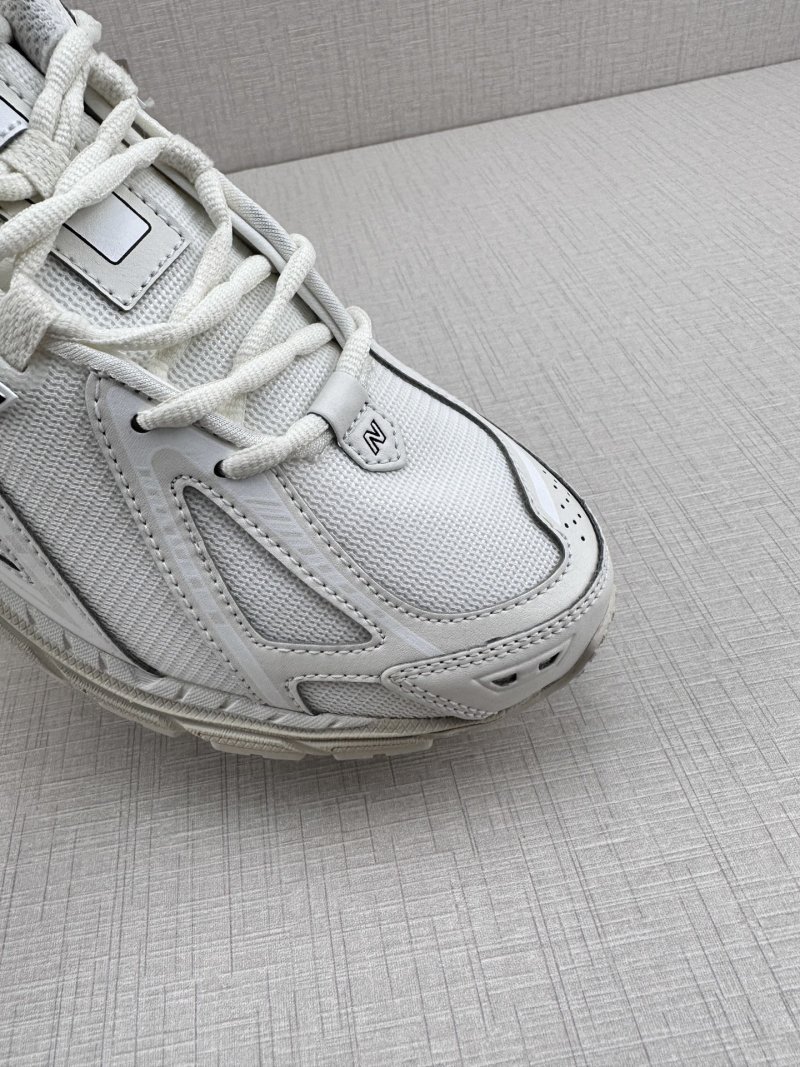 New Balance M1906 view
