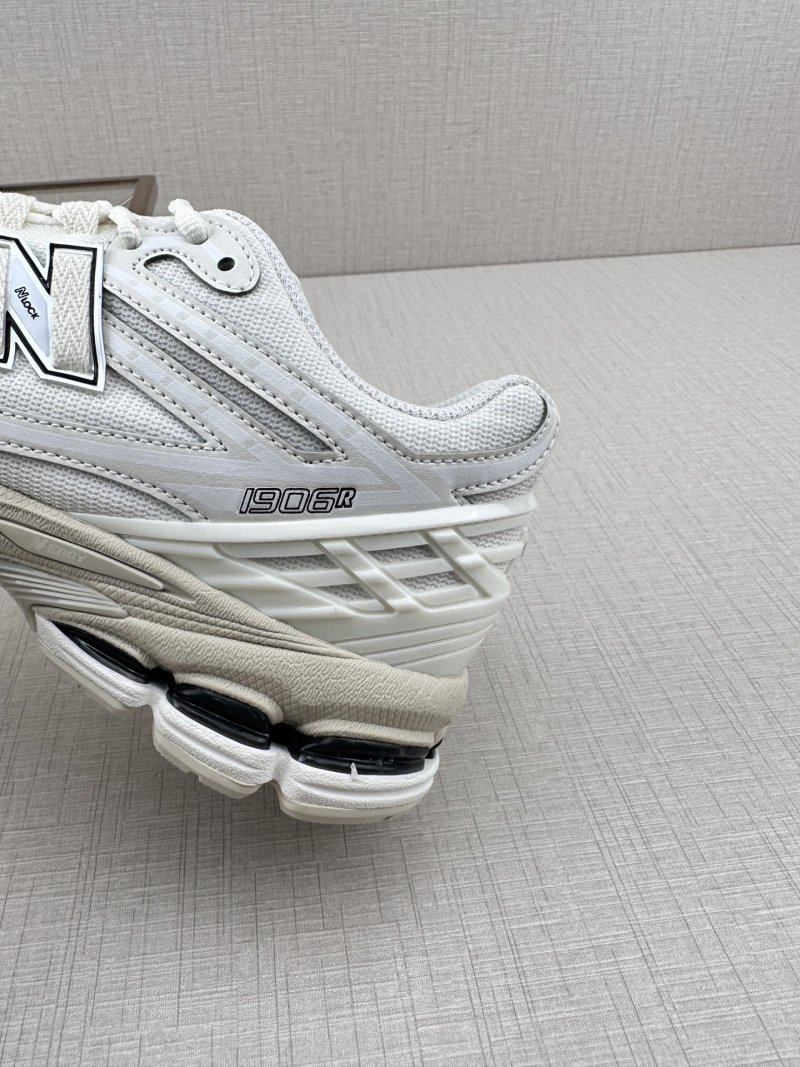 New Balance M1906 view