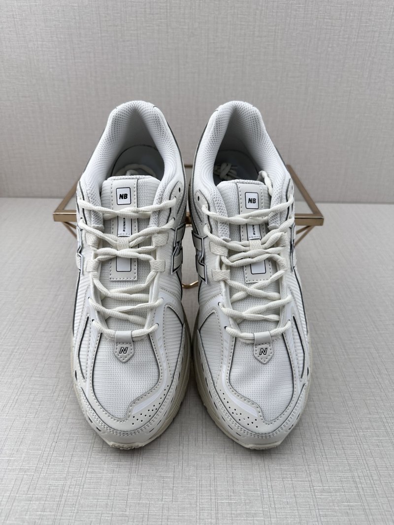 New Balance M1906 view