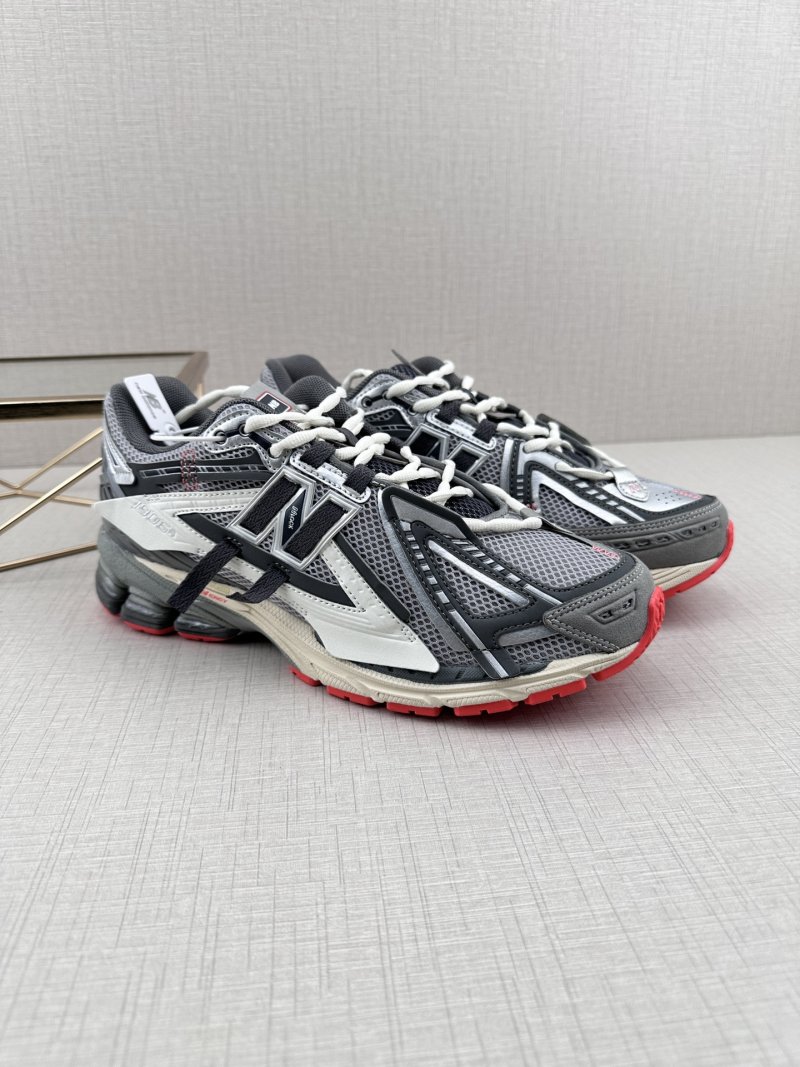 New Balance M1906 view