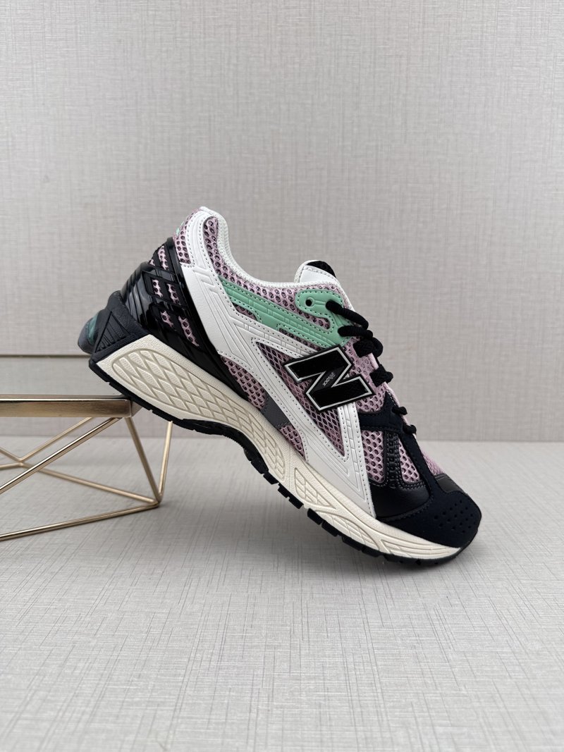 New Balance M1906 view