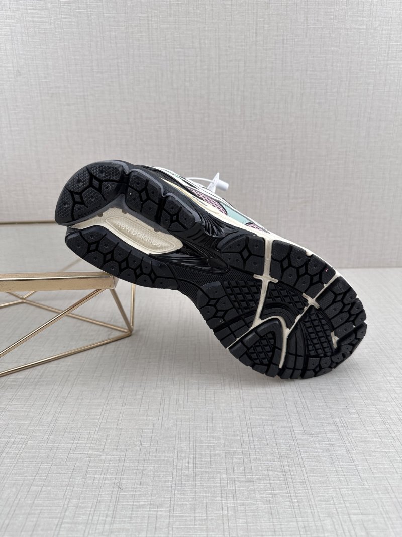 New Balance M1906 view