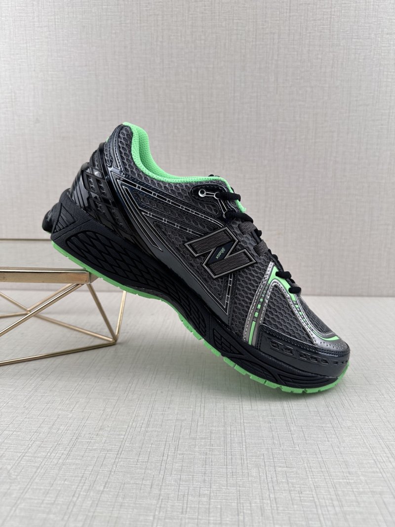 New Balance M1906 view
