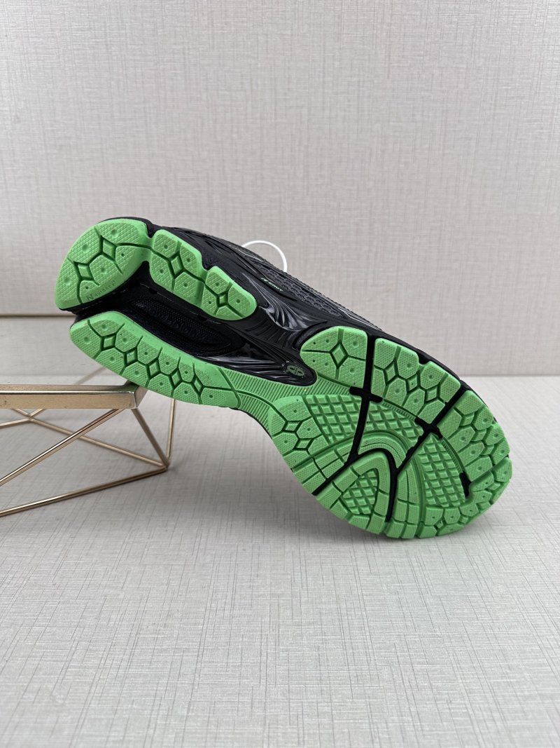 New Balance M1906 view