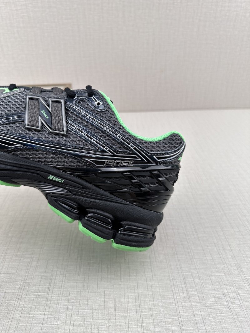 New Balance M1906 view