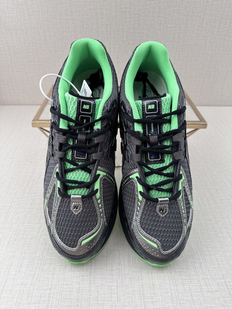 New Balance M1906 view