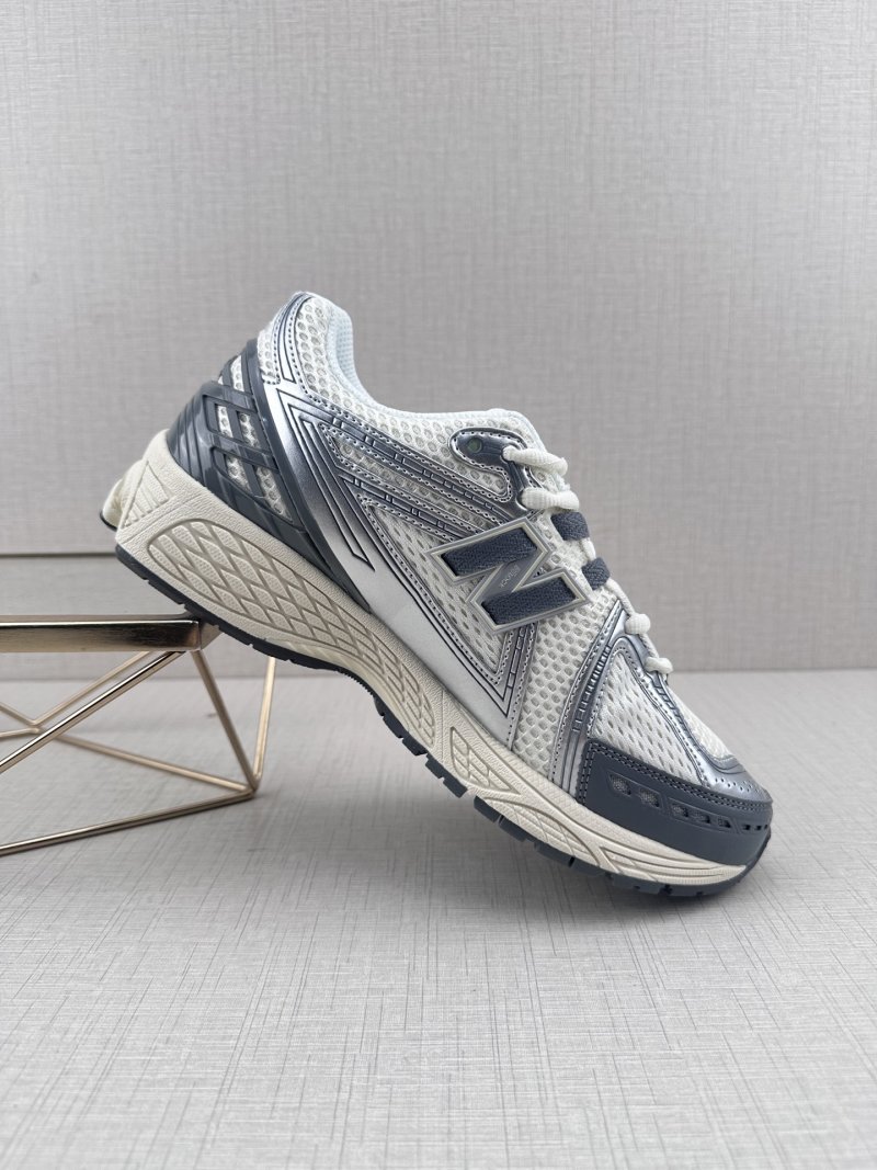 New Balance M1906 view
