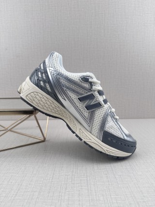 New Balance M1906 view 2