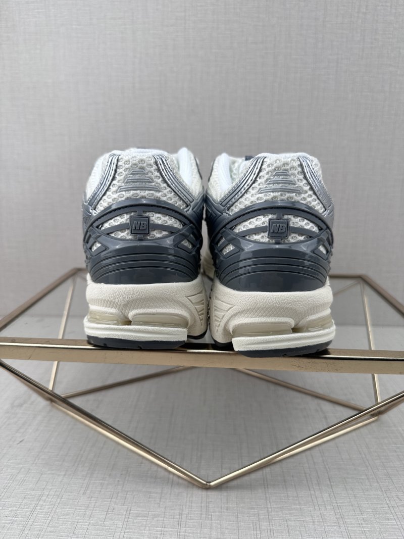 New Balance M1906 view