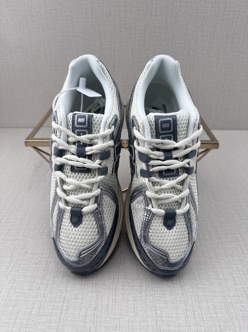 New Balance M1906 view