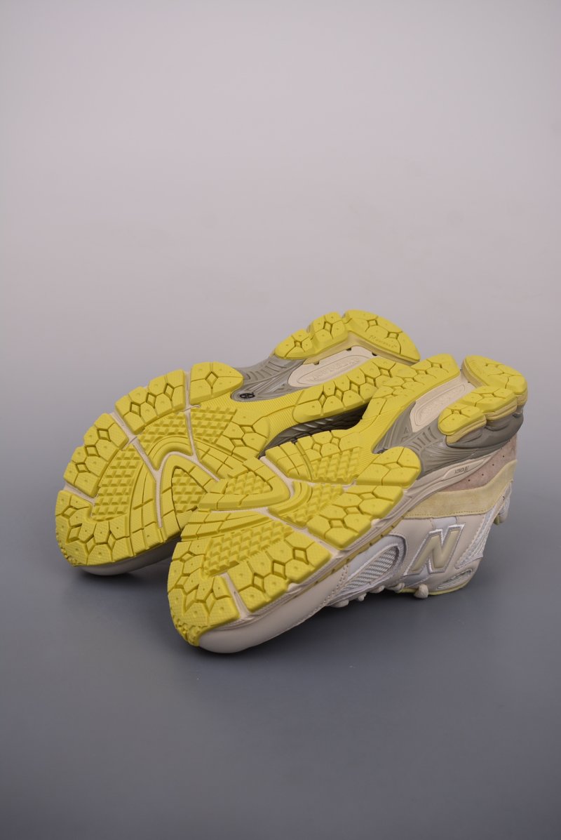 Auralee X New Balance 2002R view