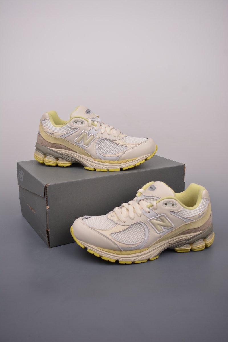 Auralee X New Balance 2002R view
