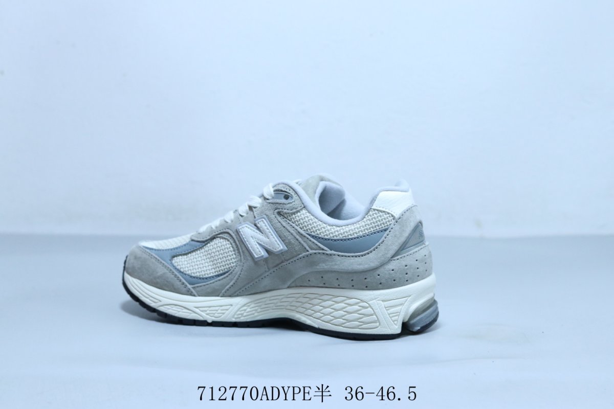 New Balance ML2002 view