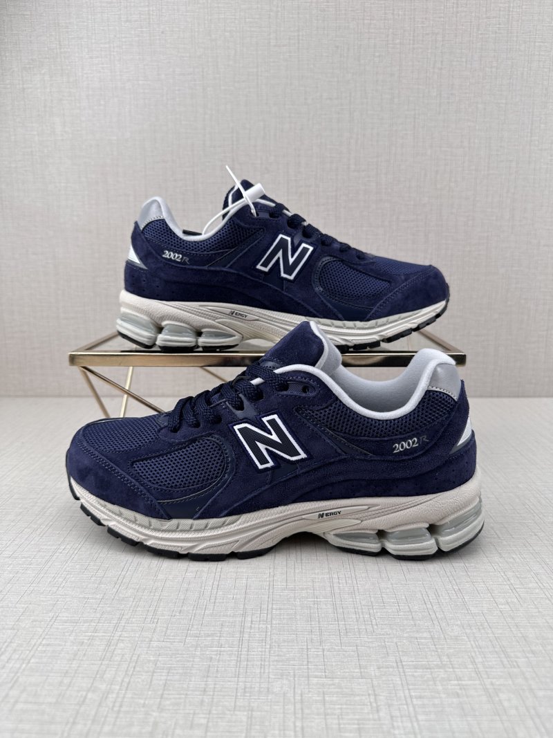 New Balance ML2002 view