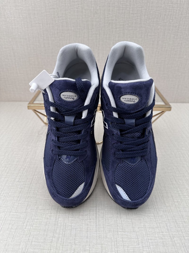 New Balance ML2002 view