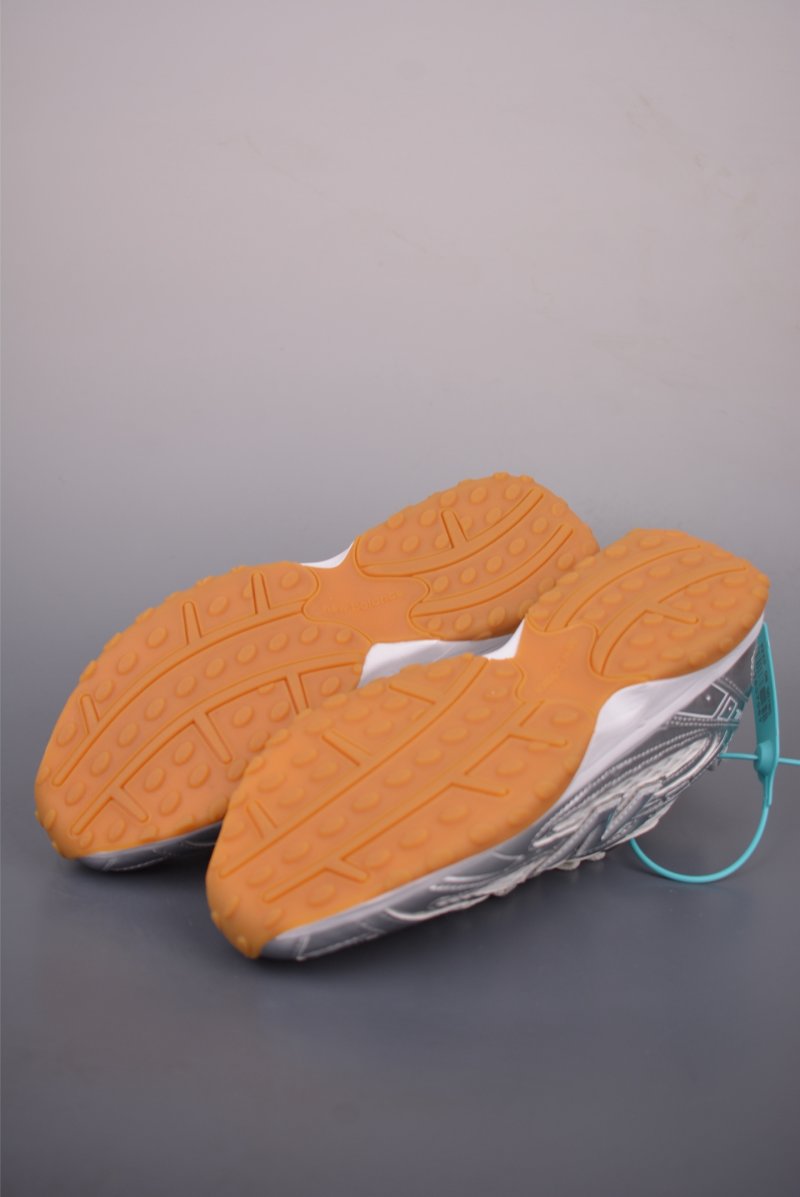 New Balance 204 view
