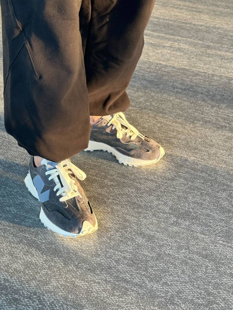 New Balance 327 view