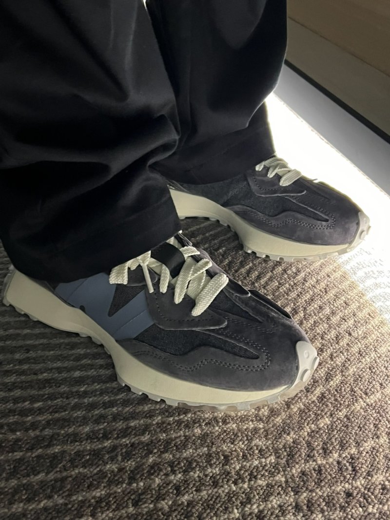 New Balance 327 view