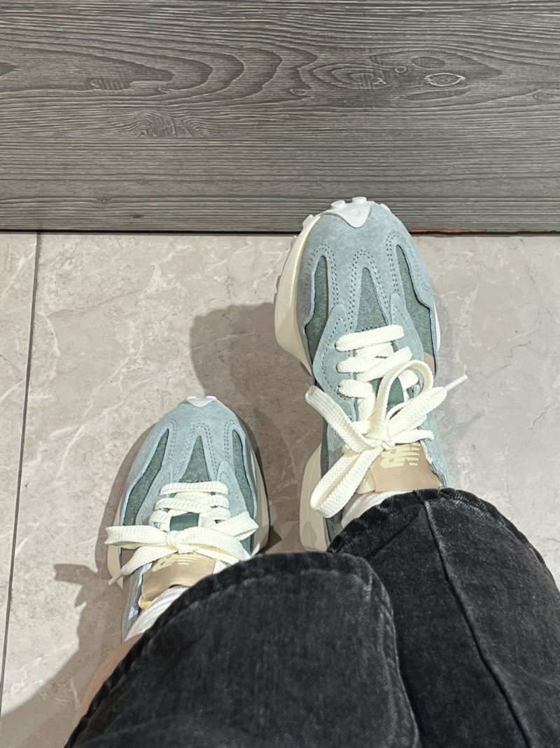 New Balance 327 view