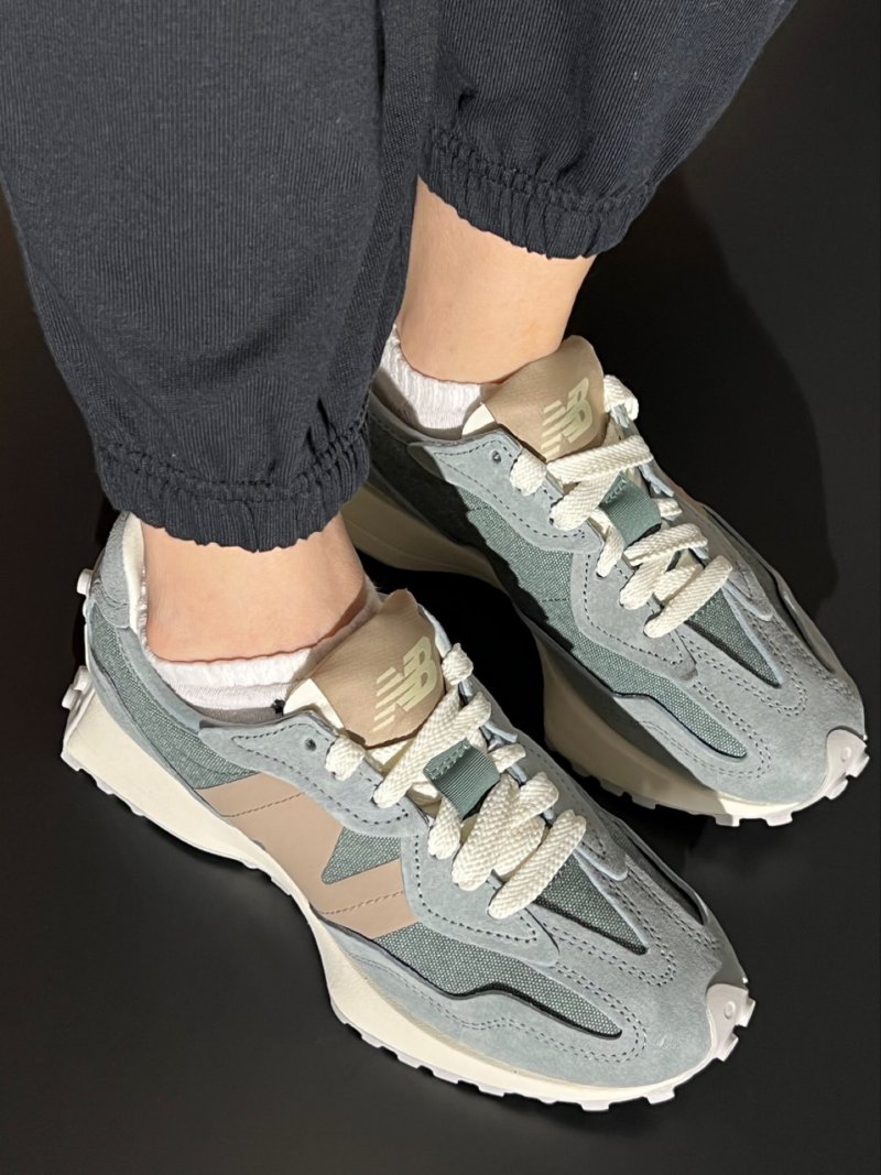 New Balance 327 view