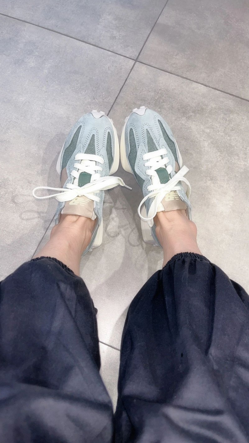 New Balance 327 view