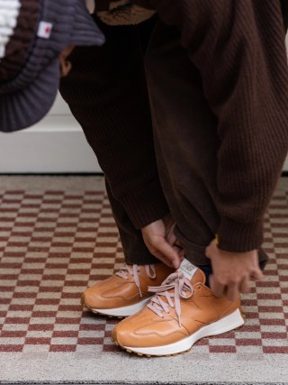 New Balance 327 view 3