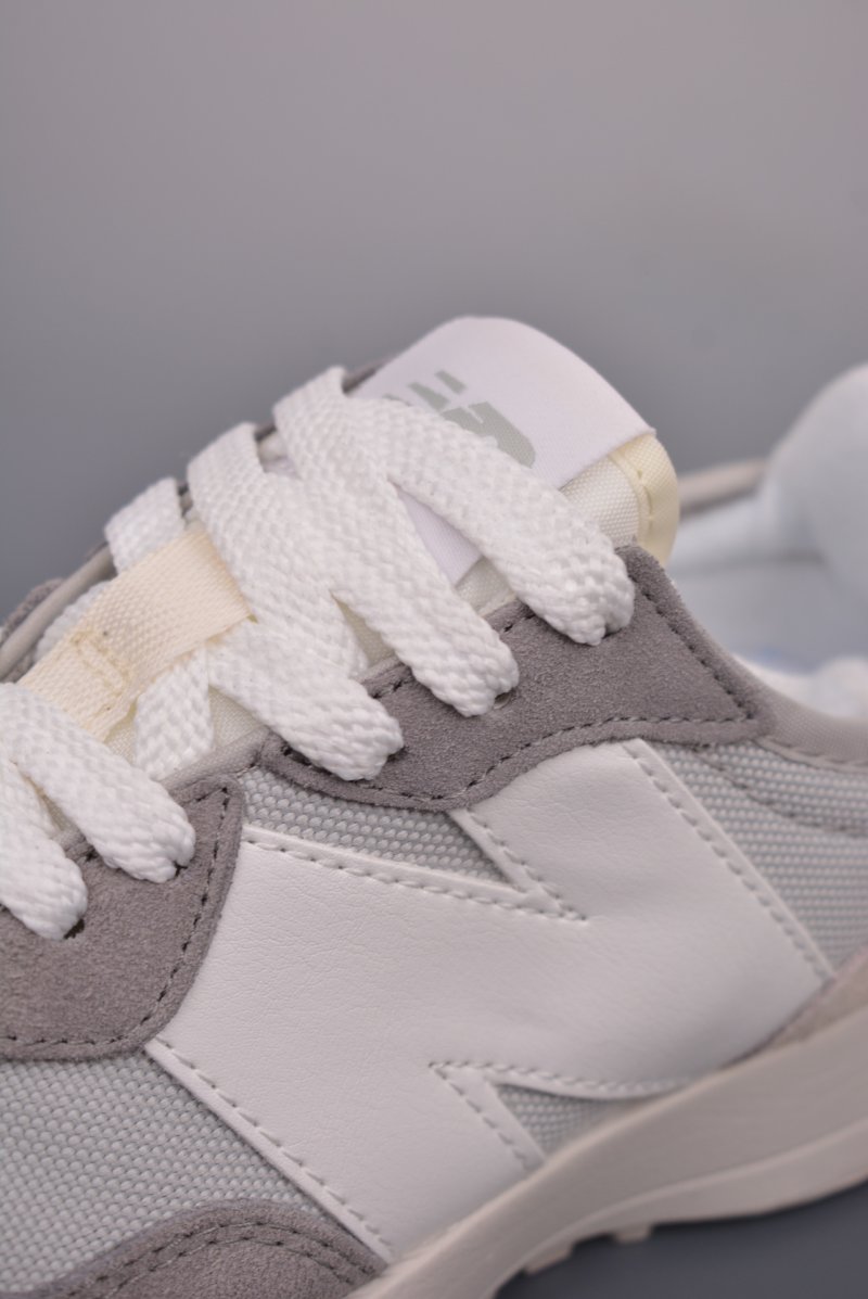 New Balance 327 view