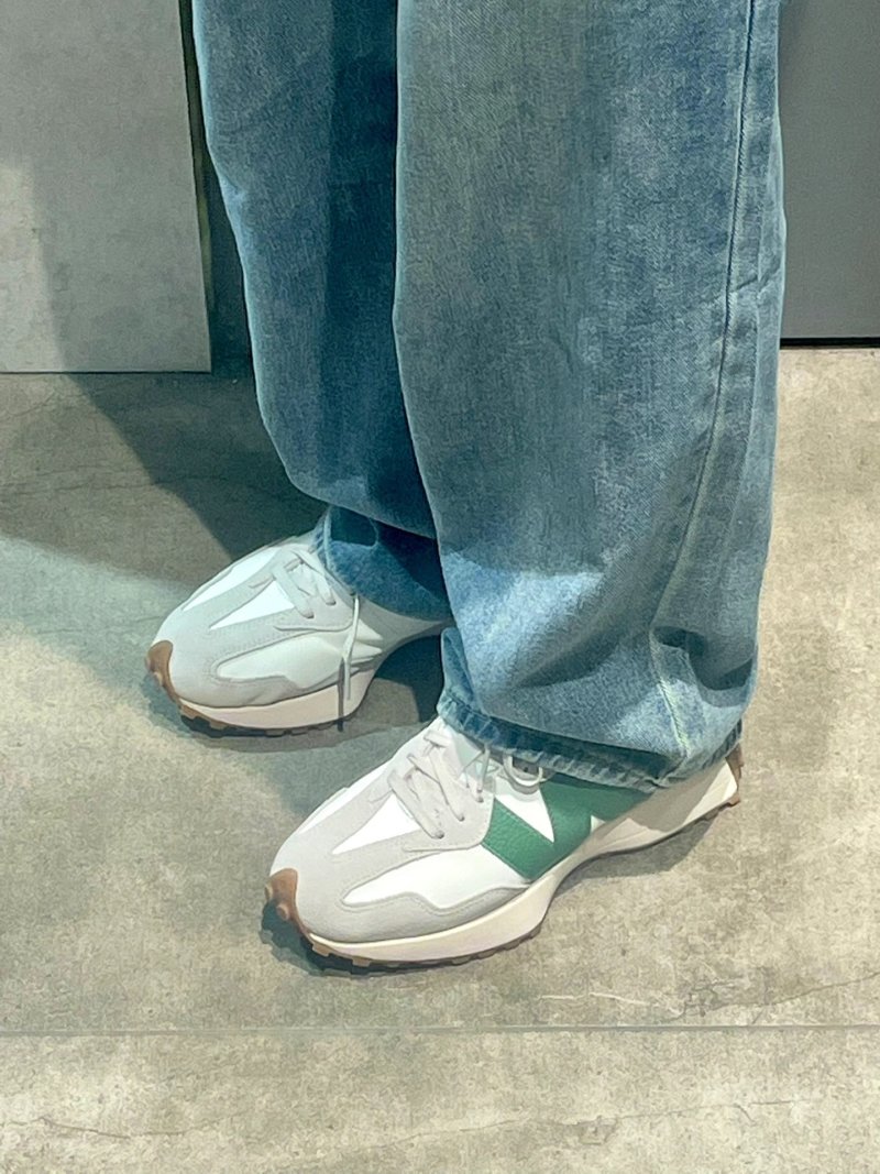 New Balance 327 view