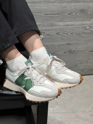 New Balance 327 view 3