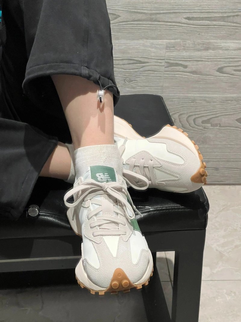 New Balance 327 view