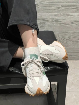 New Balance 327 view 4