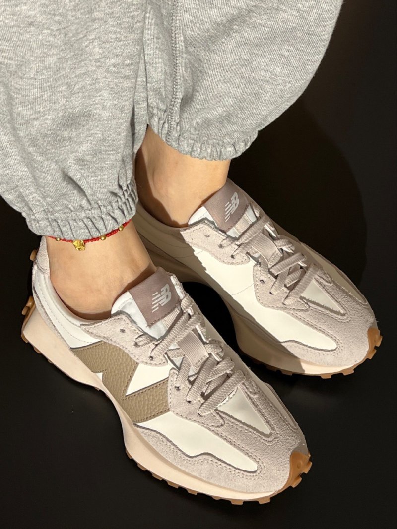 New Balance 327 view