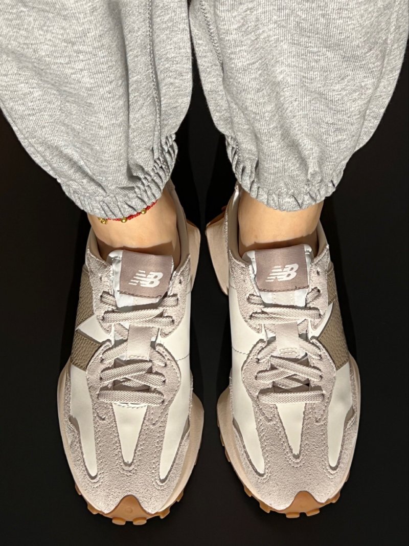 New Balance 327 view