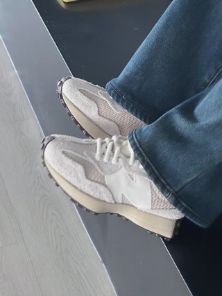 New Balance 327 view 2
