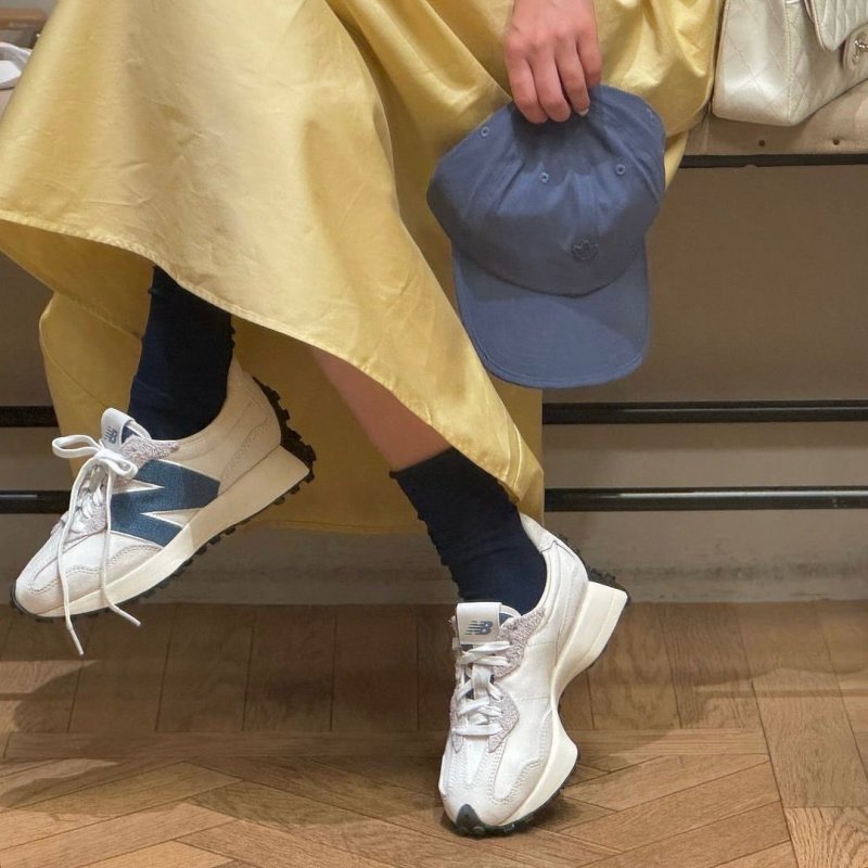 New Balance 327 view