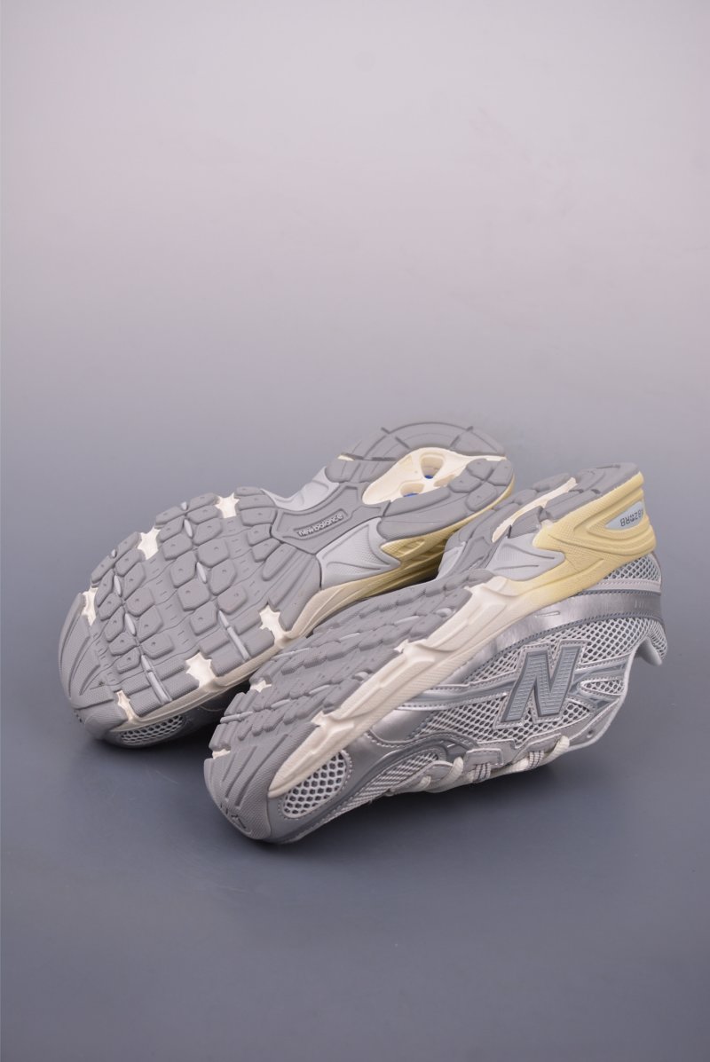 New Balance 740 view