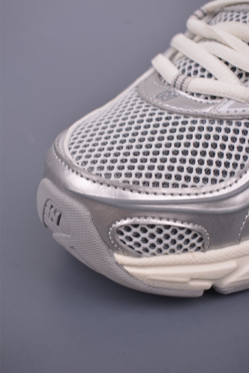 New Balance 740 view