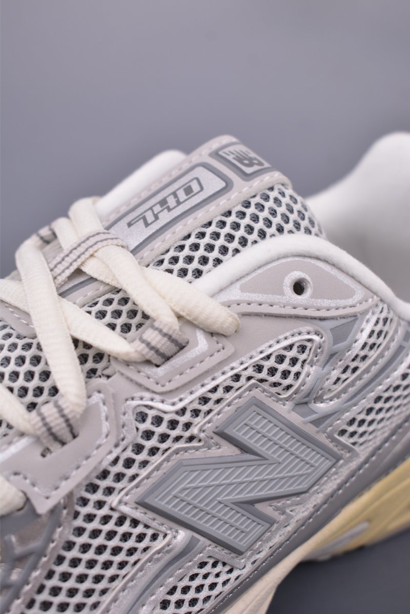 New Balance 740 view