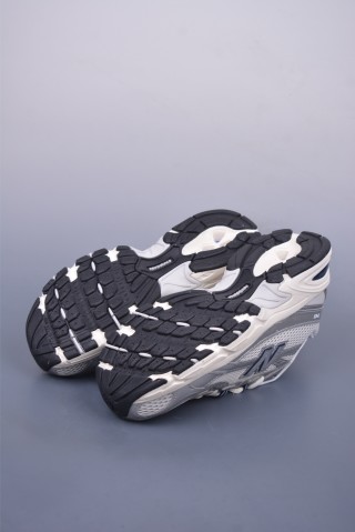 New Balance 740 view 3