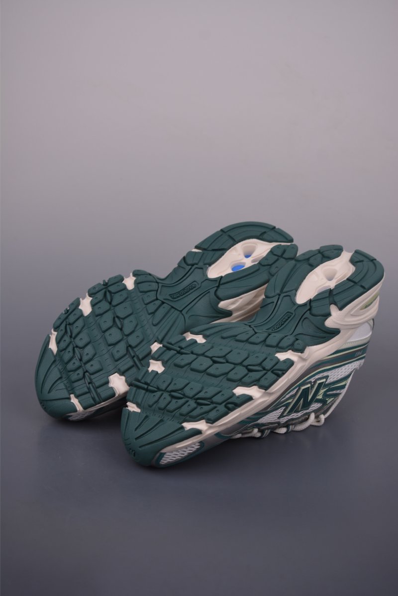 New Balance 740 view